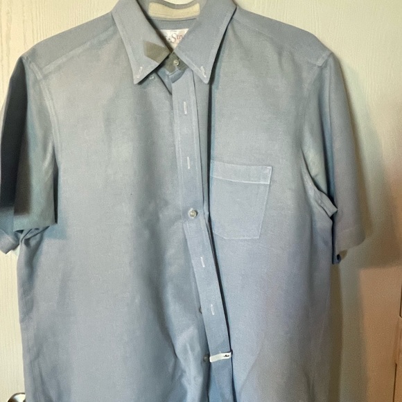 Mens short sleeve shirts. Uniform shirts. Button down shirts. 4 mens shirts - Picture 8 of 10